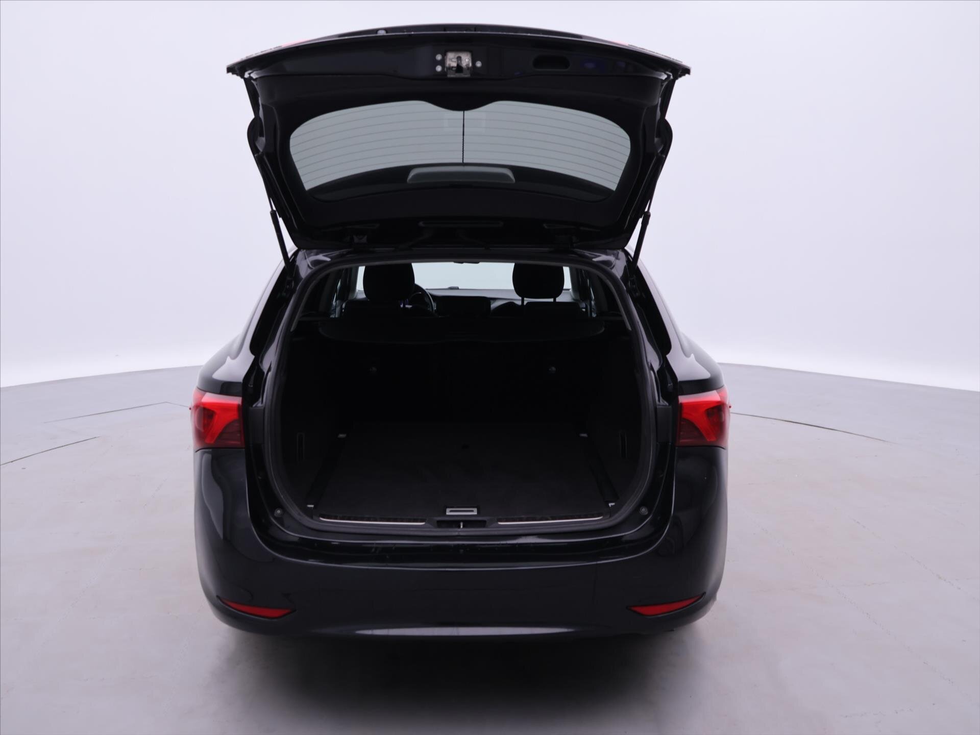 Toyota Avensis Kombi 2,0 l 105 kw