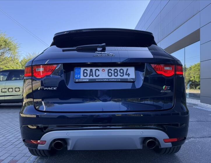 Jaguar F-Pace 9