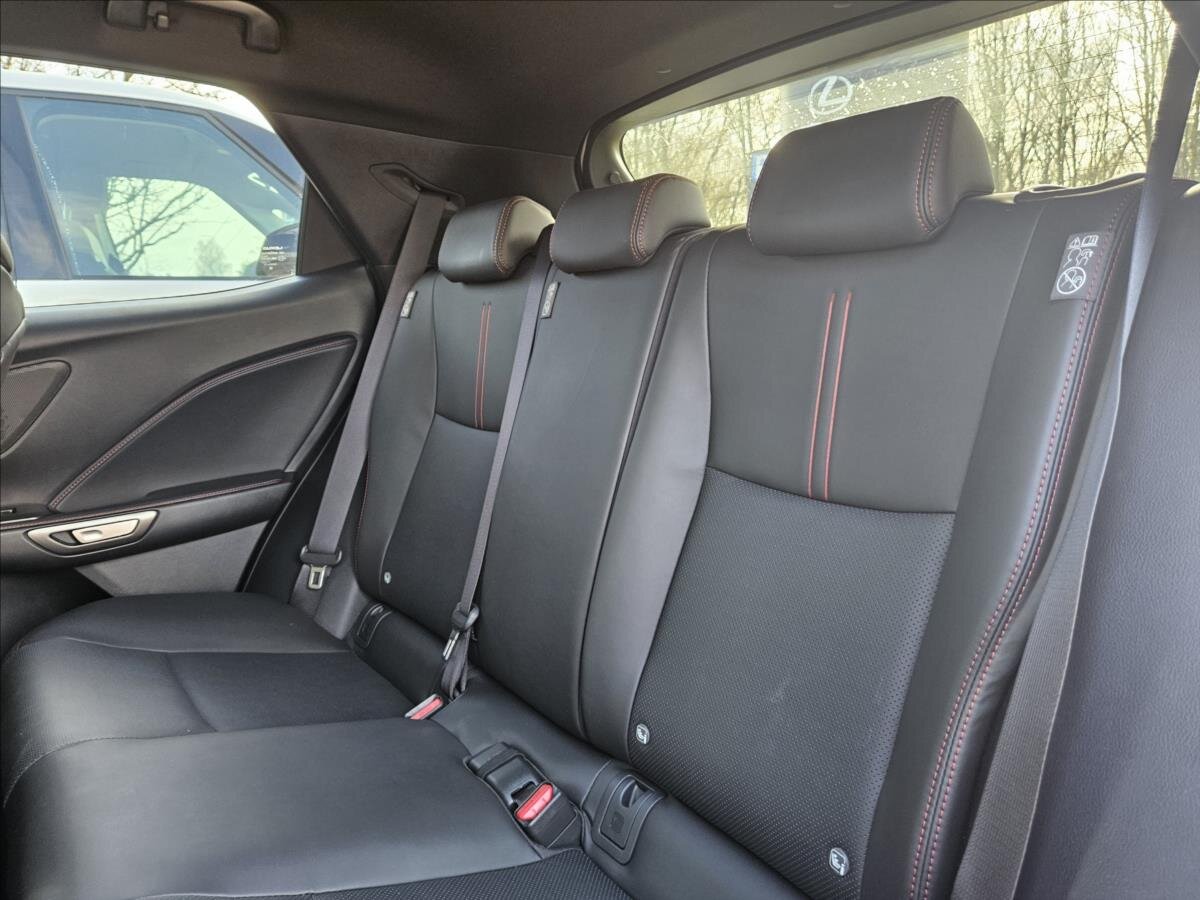 Lexus LBX SUV / Terénní 1,5 l 100 kw