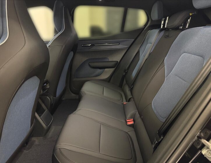 Volvo EX30 SUV / Terénní 0,0 200 kw