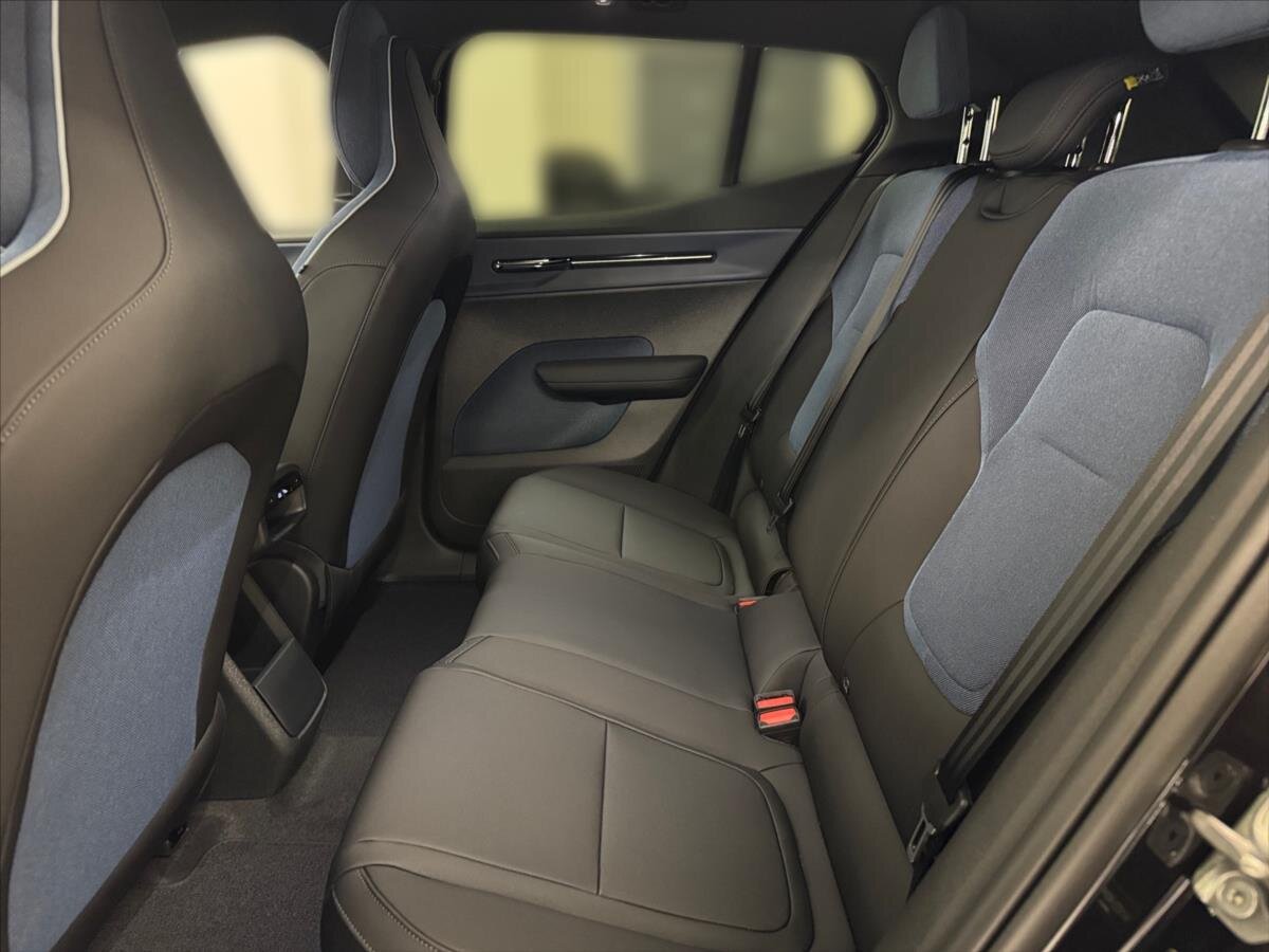 Volvo EX30 SUV / Terénní 0,0 200 kw