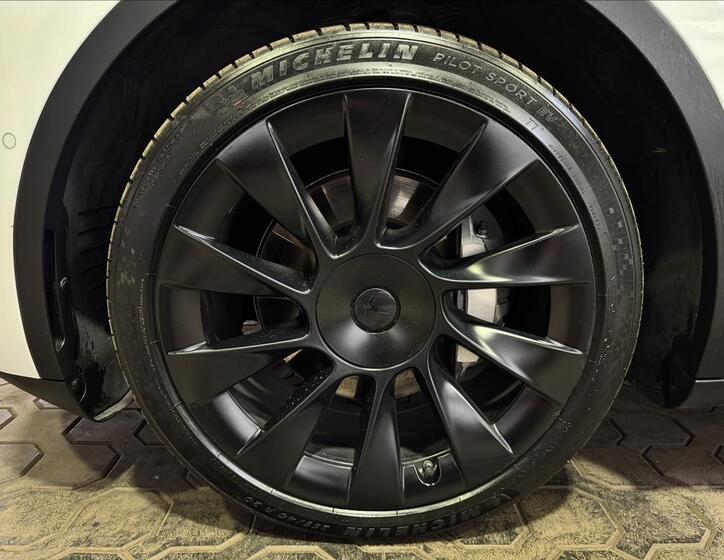 Tesla Model Y 34