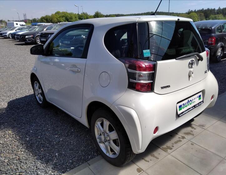 Toyota iQ 5