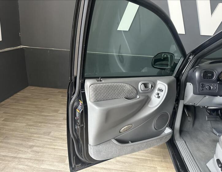 Chrysler Voyager 10