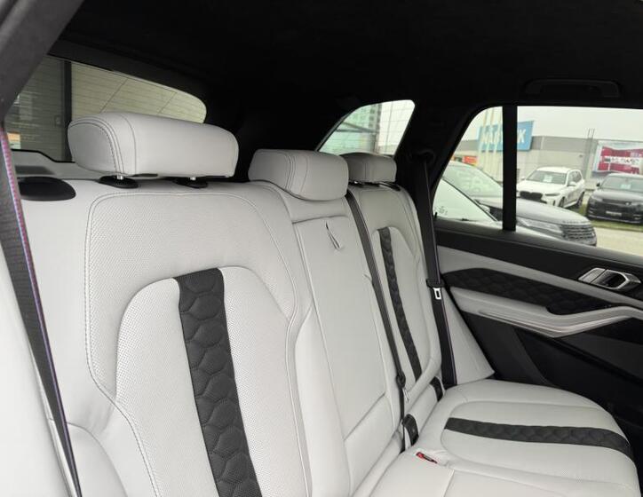 BMW X5 SUV 4,4 l 460 kw