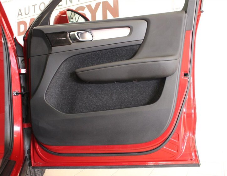 Volvo XC40 SUV / Terénní 2,0 l 182 kw