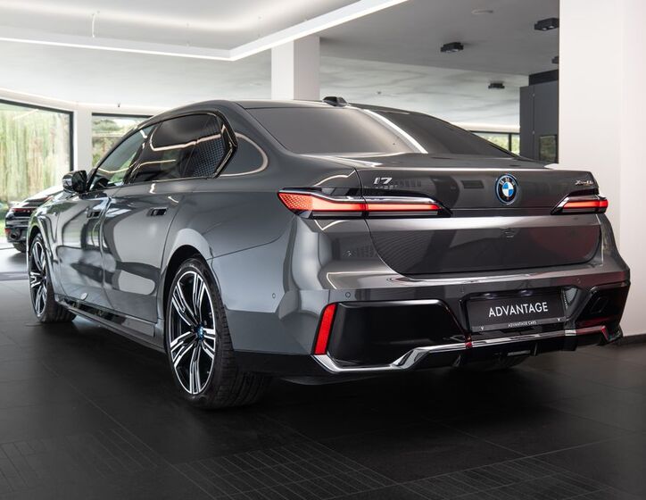 BMW i7 4