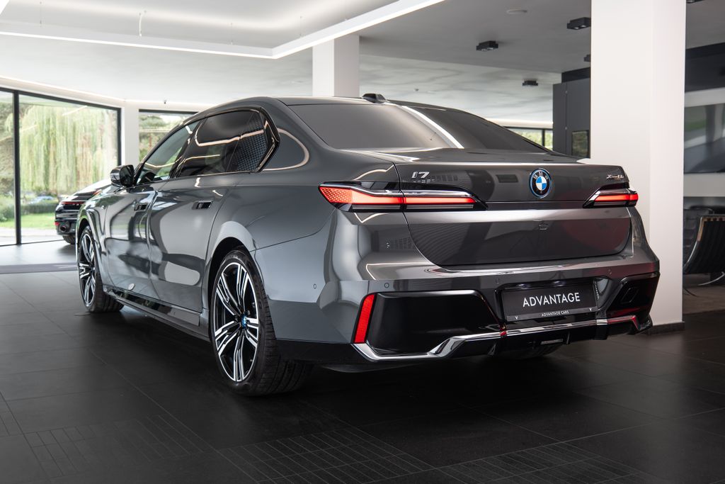 BMW i7