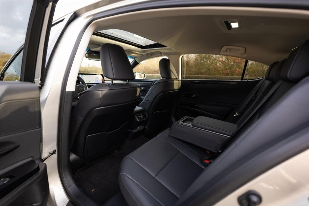 Lexus ES 300h Sedan / Limuzína 2,5 l 160 kw