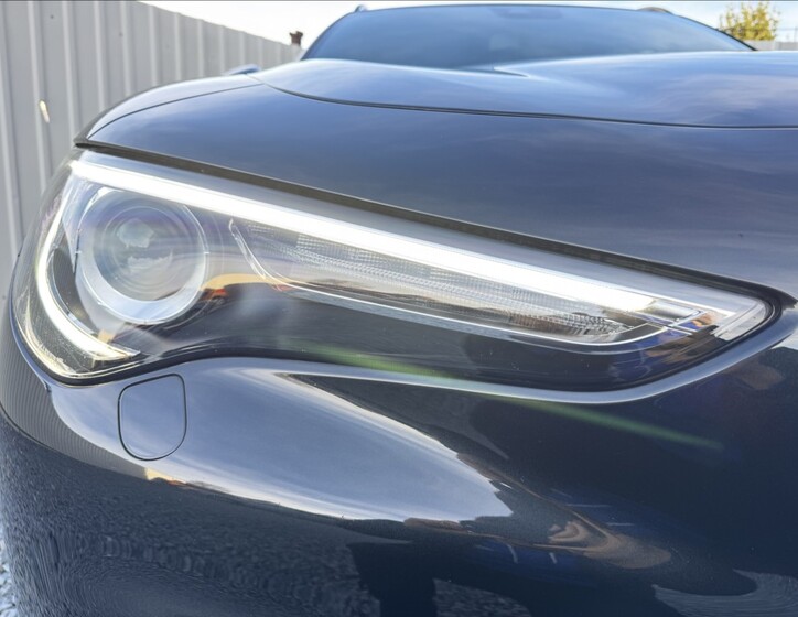 Alfa Romeo Stelvio 8