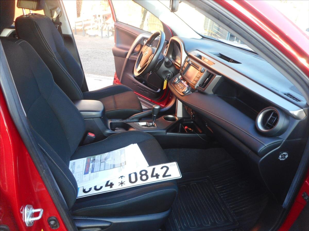 Toyota RAV4 SUV 2,0 l 111 kw