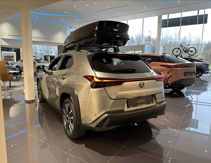 Lexus UX 250h SUV / Terénní 2,0 l 135 kw