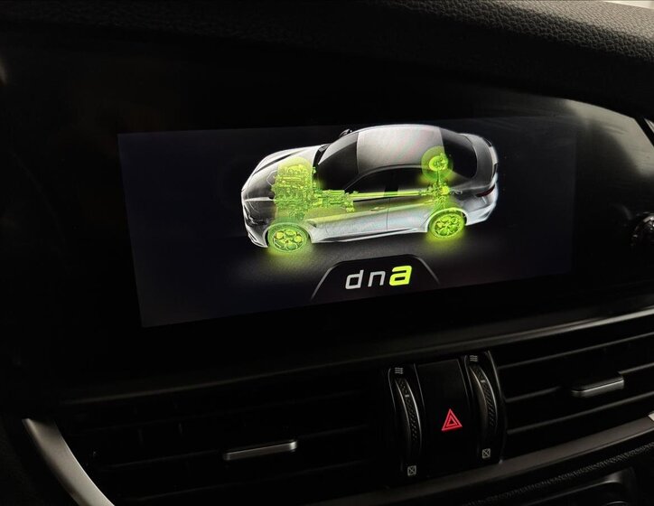 Alfa Romeo Giulia Sedan / Limuzína 2,0 l 206 kw