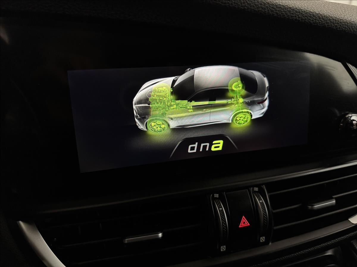 Alfa Romeo Giulia Sedan / Limuzína 2,0 l 206 kw