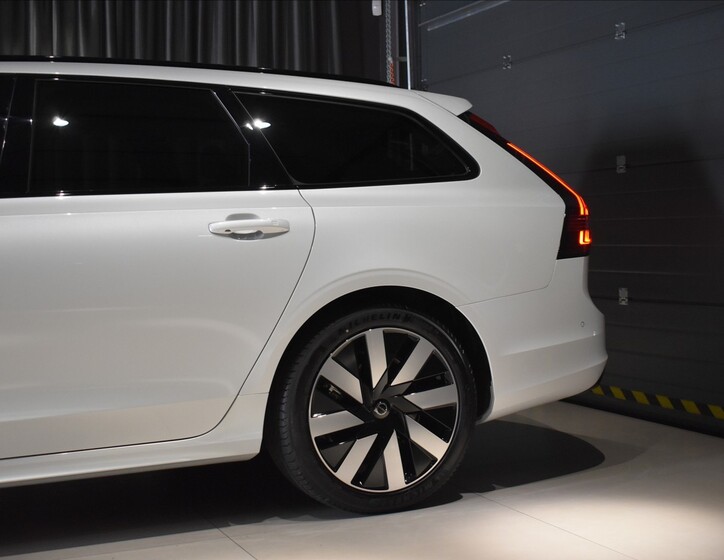 Volvo V90 8