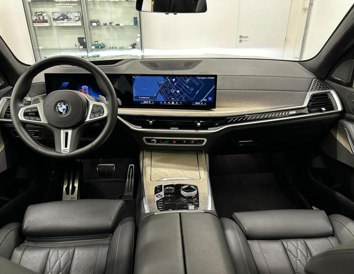 BMW X7 SUV 4,4 l 390 kw