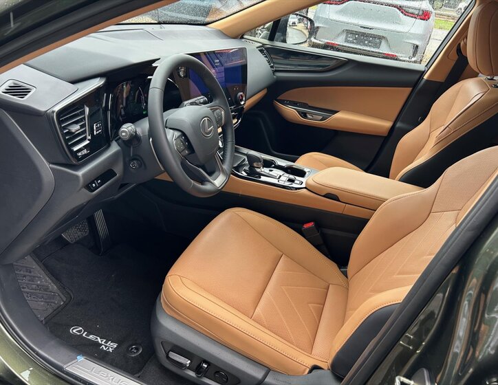 Lexus NX 450h+ SUV / Terénní 2,5 l 220 kw