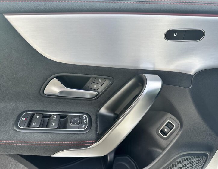 Mercedes-Benz CLA 12