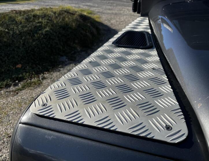 Land Rover Defender 18