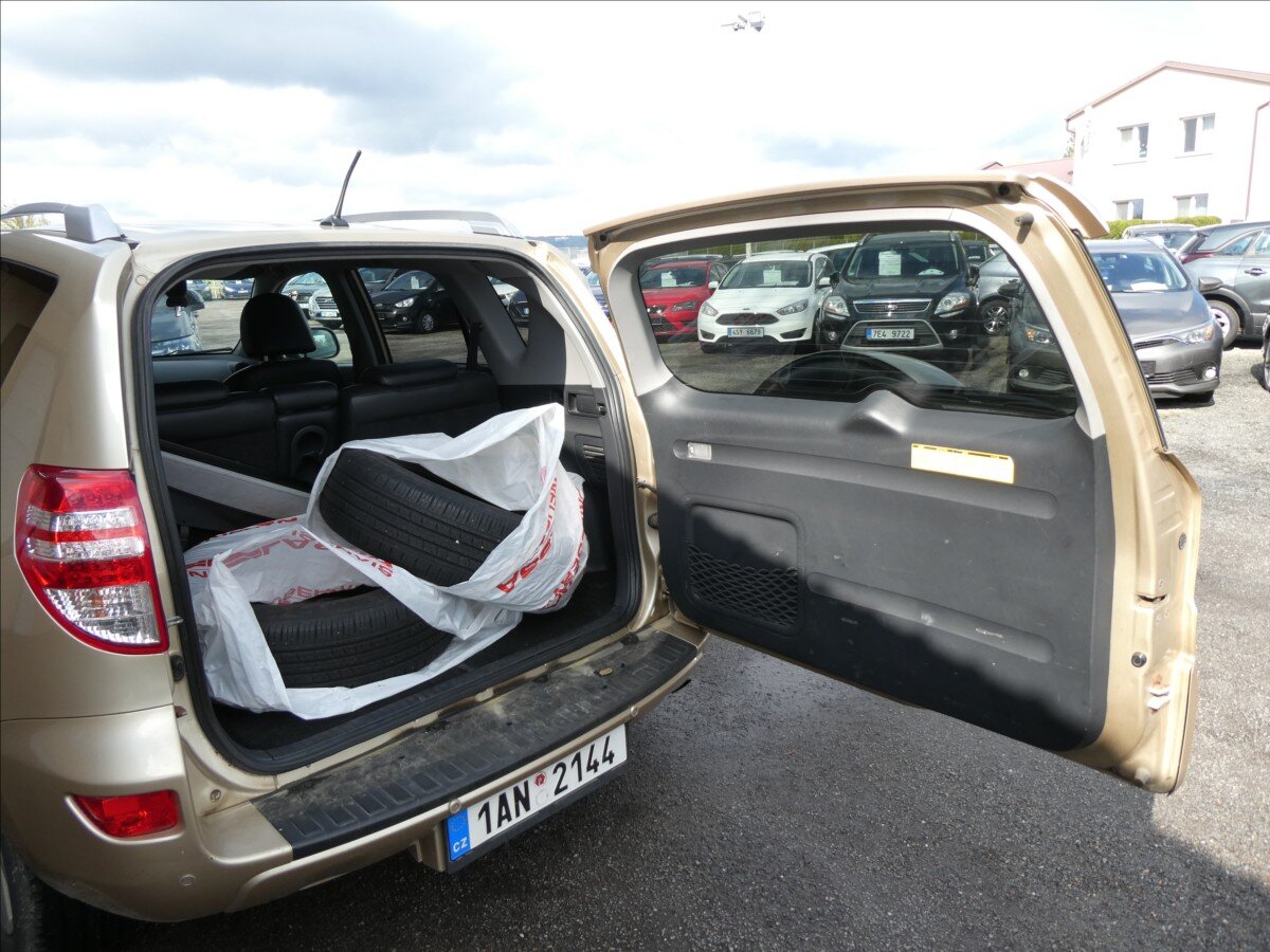 Toyota RAV4 SUV / Terénní 2,2 l 110 kw