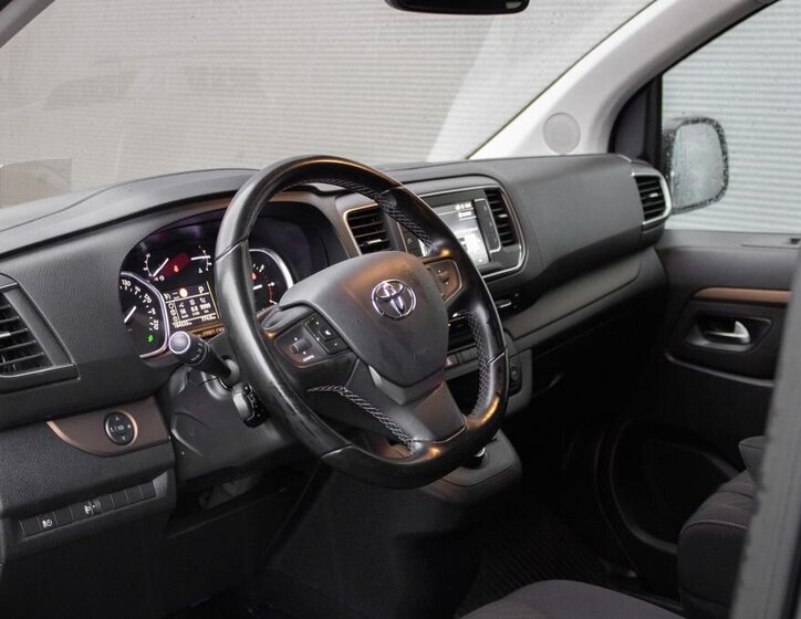 Toyota ProAce 9