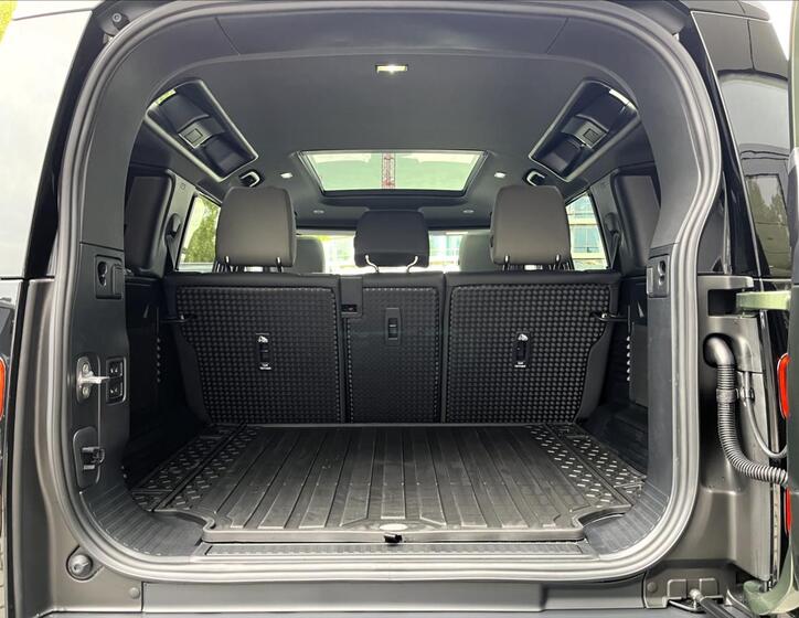 Land Rover Defender 6