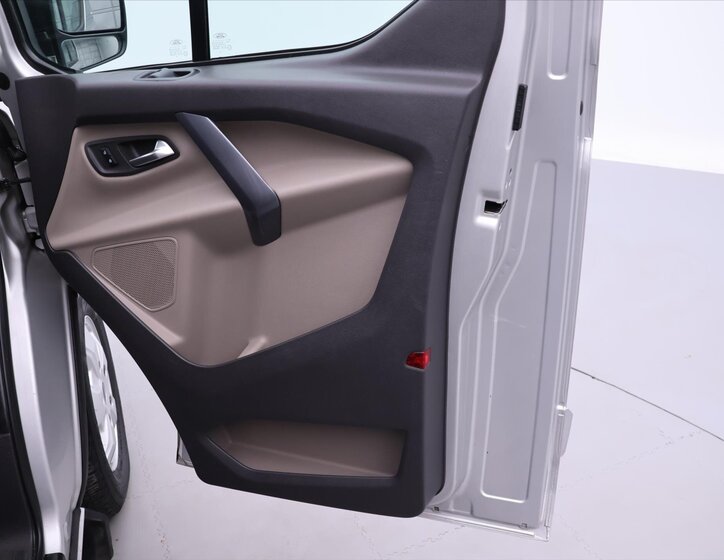 Ford Tourneo Custom 13