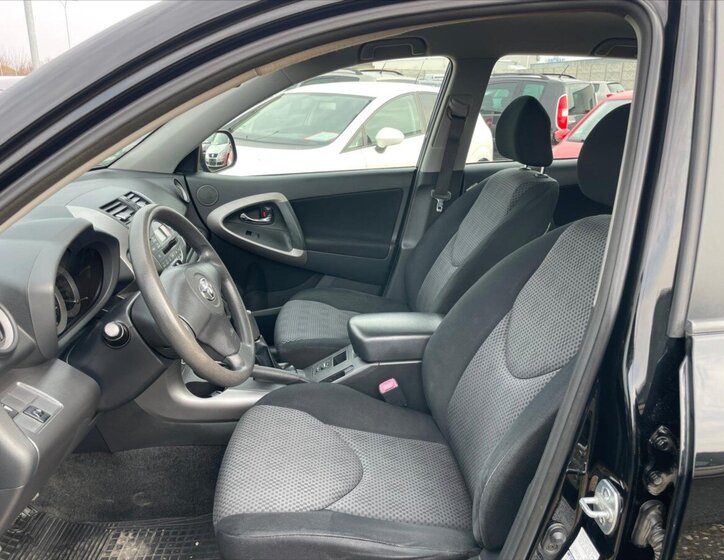 Toyota RAV4 SUV / Terénní 2,0 l 112 kw