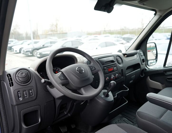 Nissan NV400 21
