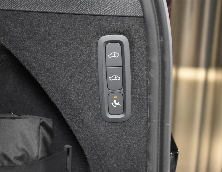 Volvo XC90 SUV / Terénní 2,0 l 228 kw