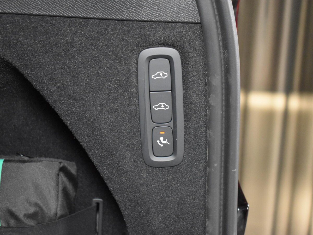 Volvo XC90 SUV / Terénní 2,0 l 228 kw