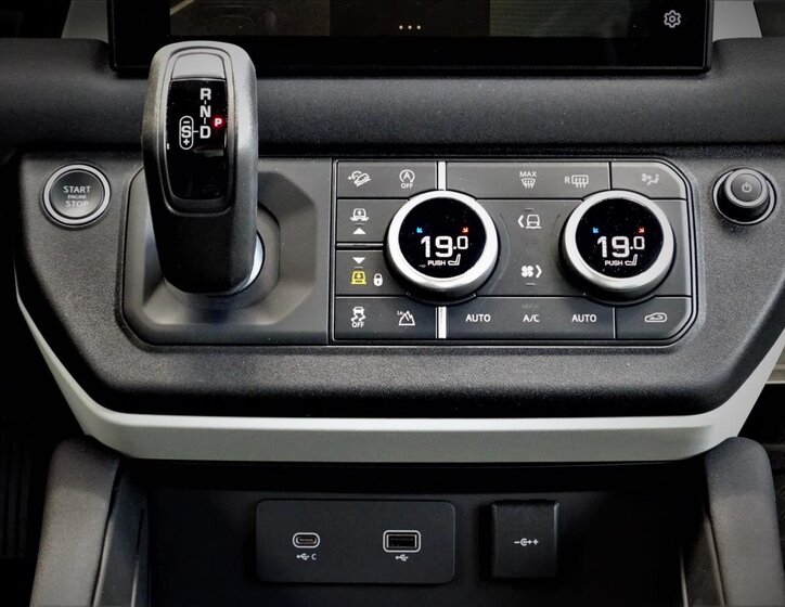 Land Rover Defender SUV / Terénní 3,0 l 147 kw