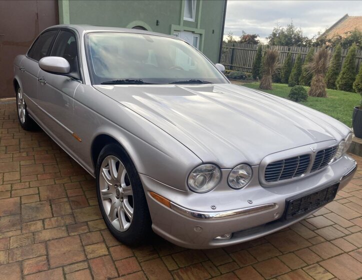 Jaguar XJ8 3