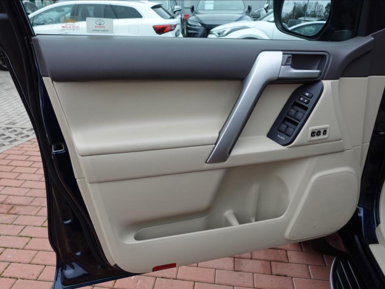 Toyota Land Cruiser 16