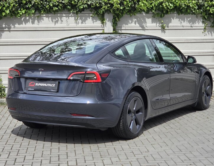 Tesla Model 3 Sedan / Limuzína 0,0 208 kw