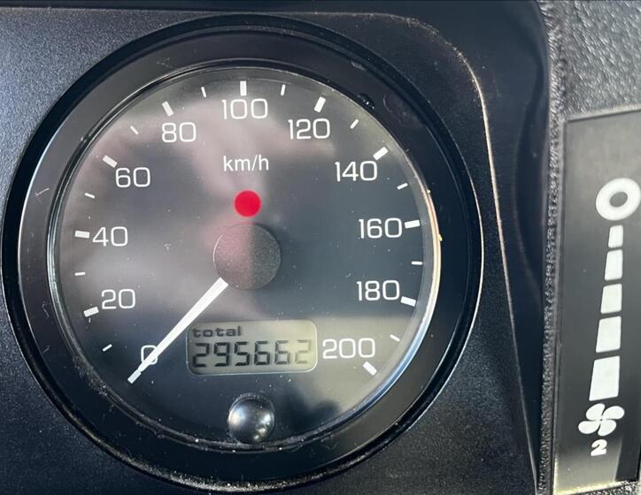 Land Rover Defender 22