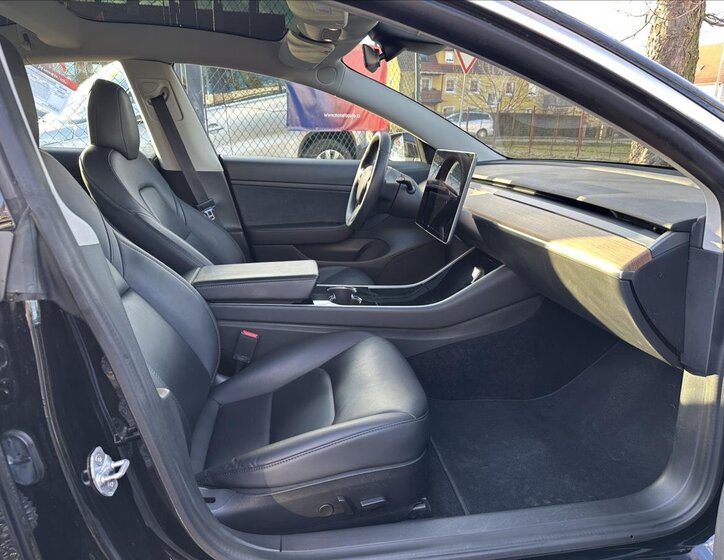 Tesla Model 3 Sedan / Limuzína 0,0 239 kw