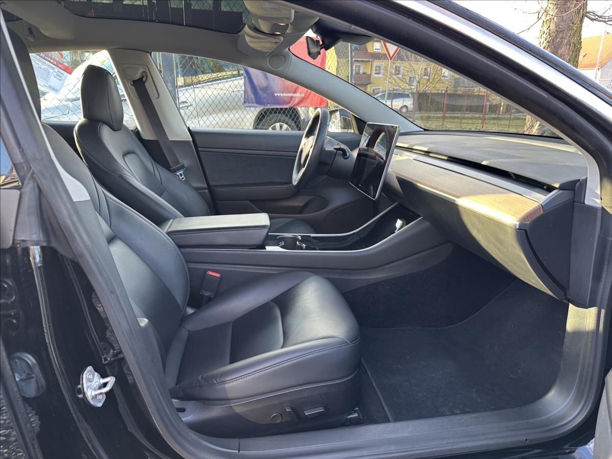 Tesla Model 3 Sedan / Limuzína 0,0 239 kw
