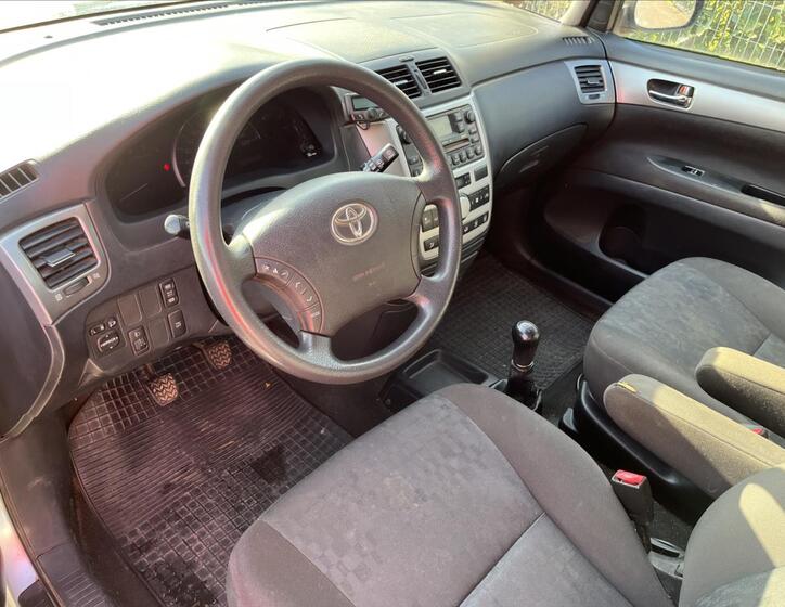 Toyota Avensis Verso 9