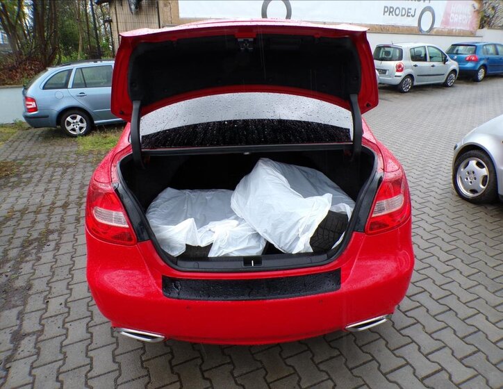 Suzuki Kizashi Sedan / Limuzína 2,4 l 131 kw