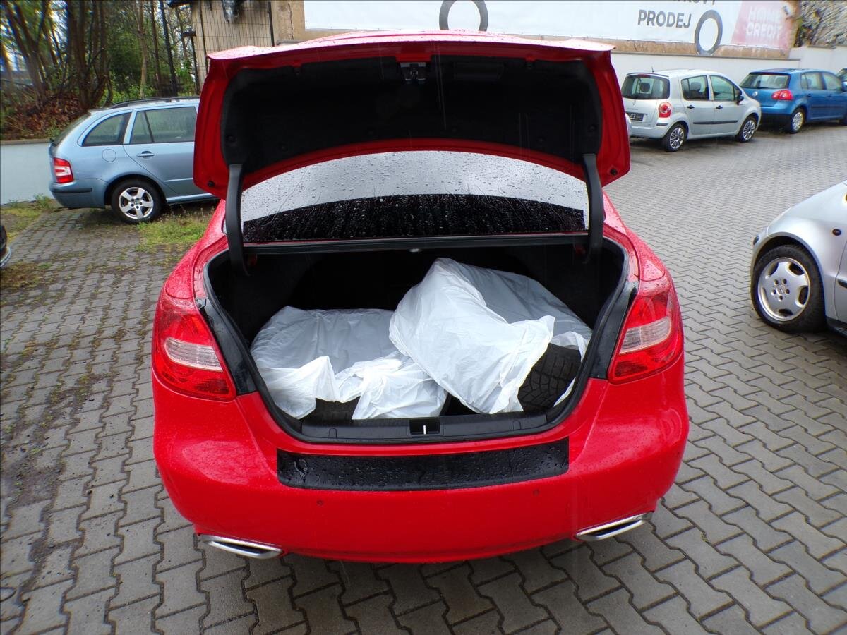 Suzuki Kizashi Sedan / Limuzína 2,4 l 131 kw