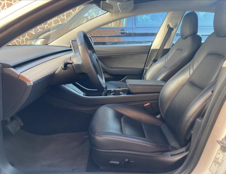 Tesla Model 3 Sedan 0,0 208 kw