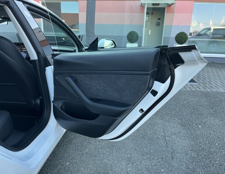 Tesla Model 3 Sedan / Limuzína 0,0 208 kw