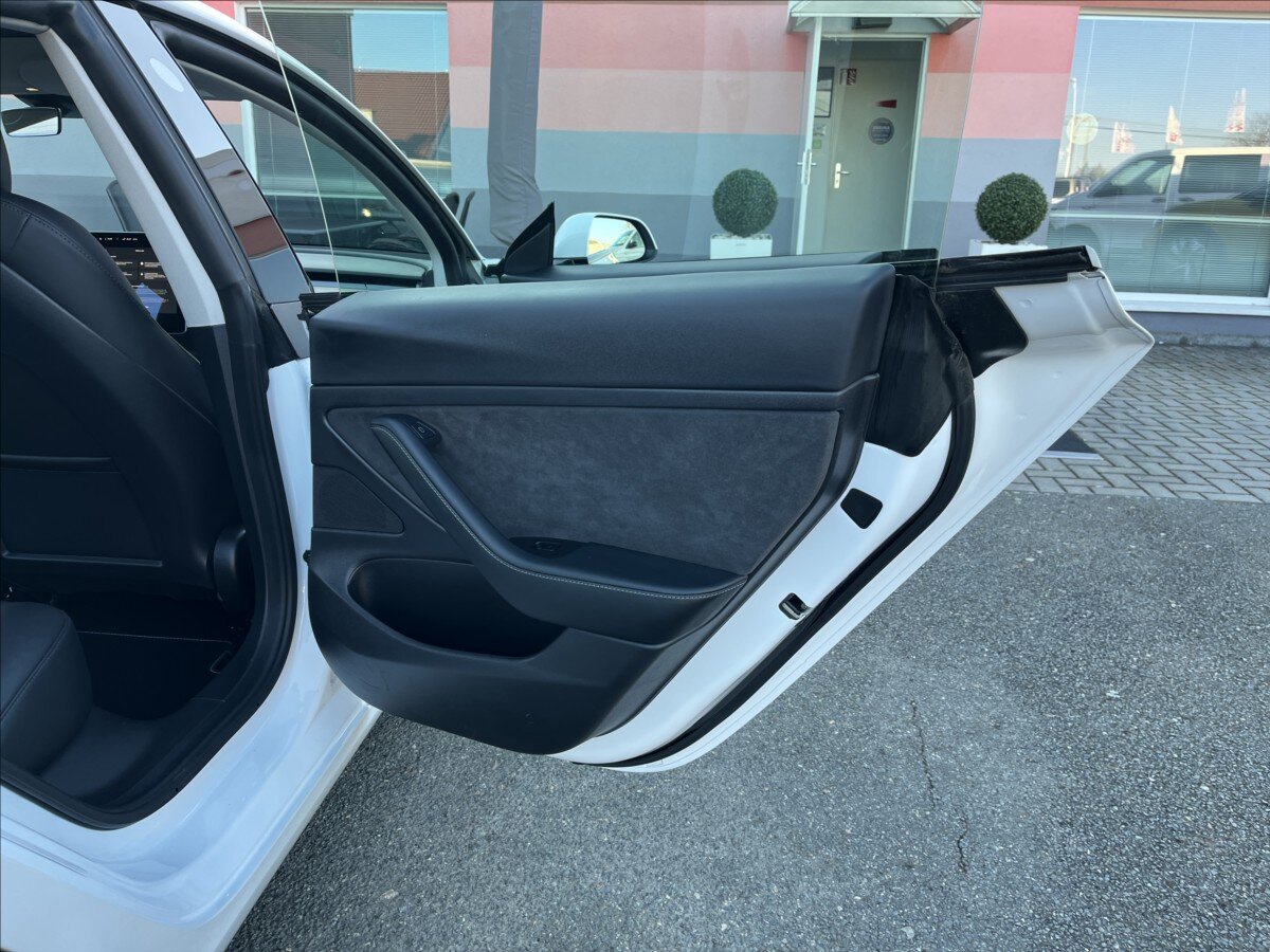 Tesla Model 3 Sedan / Limuzína 0,0 208 kw