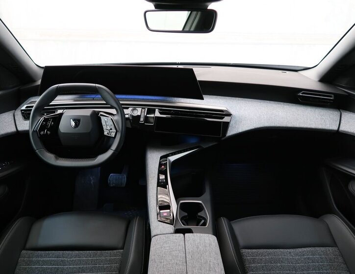 Peugeot 5008 SUV 1,2 l 100 kw