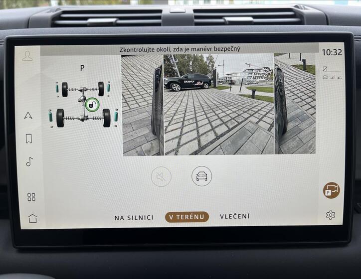 Land Rover Defender 22