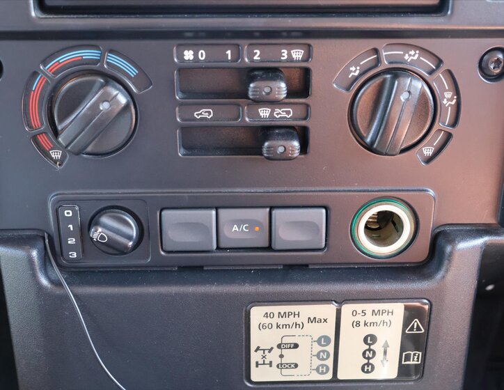 Land Rover Defender SUV / Terénní 2,4 l 90 kw