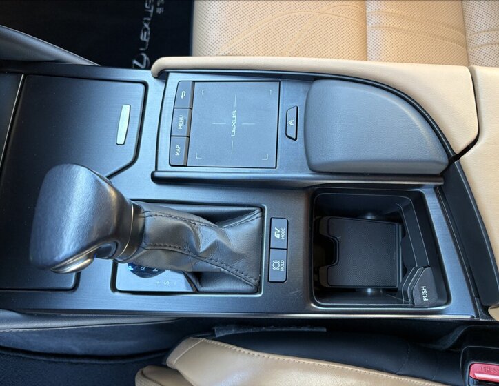 Lexus ES 300h Sedan / Limuzína 2,5 l 131 kw