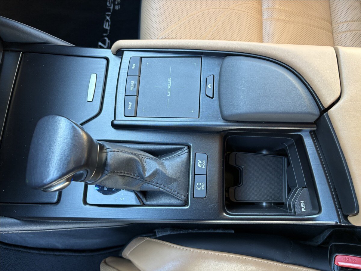 Lexus ES 300h Sedan / Limuzína 2,5 l 131 kw