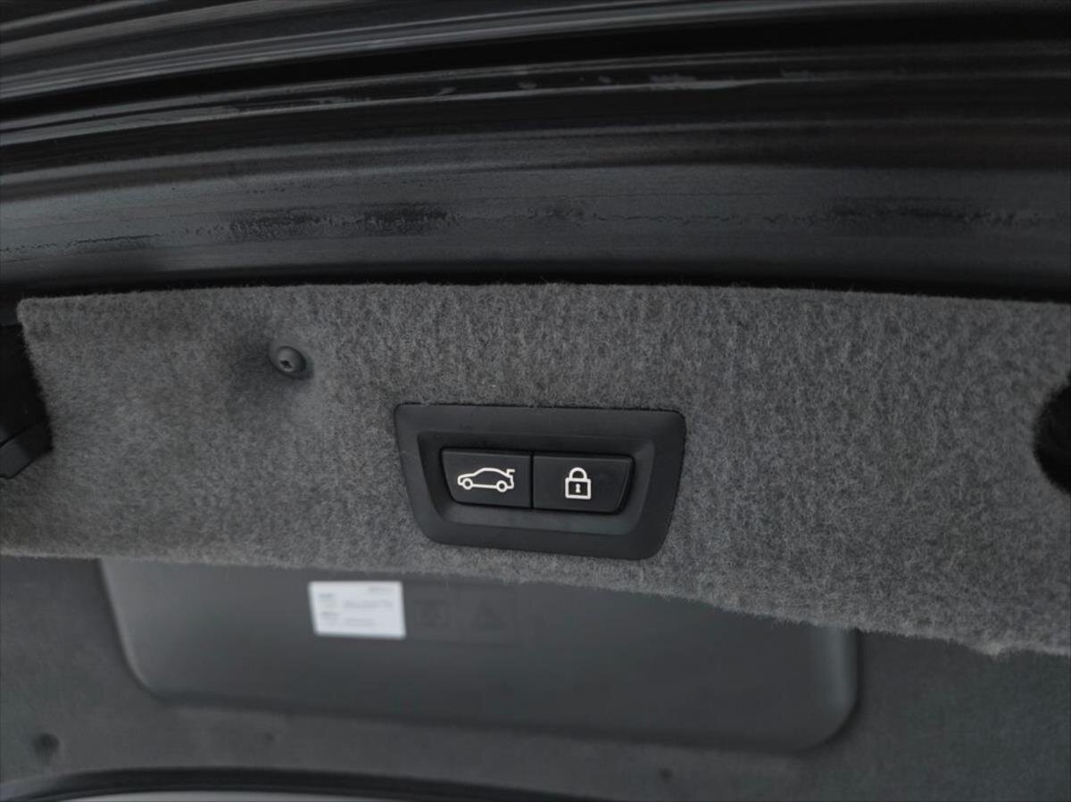 BMW Řada 7 Sedan / Limuzína 4,4 l 300 kw